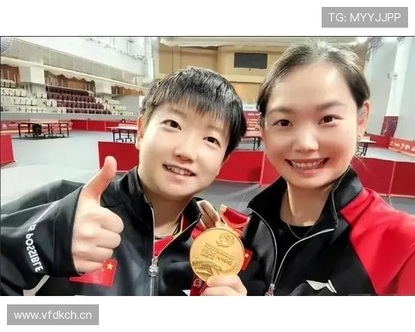 何卓佳今天又深夜来球馆，普通人这节奏咋跟拍偶像剧似的