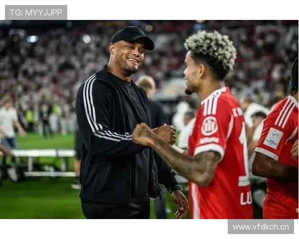 孔帕尼白天西装教头，傍晚推着婴儿车回家，真分不清他是在带队还是去接娃