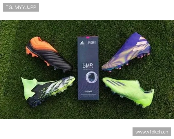 看见菲利克斯穿着限量球鞋拎着地摊塑料袋出门，我笑抽了